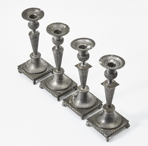 SET CUATRO CANDELABROS ESTAÑO GUSTAVIANOS - Imagen 3